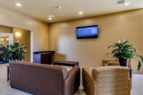 Televisyen dan/atau pusat hiburan di Cobblestone Inn & Suites - Waverly