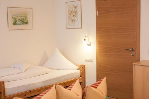 Un pat sau paturi într-o cameră la Apart Alpenblick