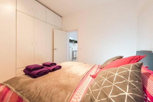 a bedroom with a bed with purple blankets on it at Apartamento en Calle Tres Peces in Madrid