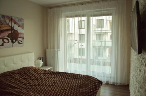 コウォブジェクにあるPolanki be Happyのベッドルーム1室(ベッド1台、大きな窓付)