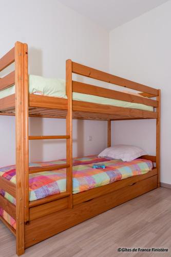 Ce dortoir comprend 2 lits superposés. dans l'établissement La maison du port, à Plougasnou