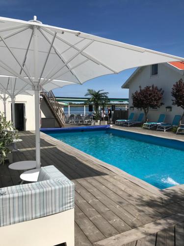 Bazén v ubytování Strandhotellet nebo v jeho okolí