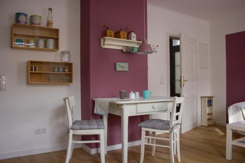 eine Küche mit einem Tisch und Stühlen im Zimmer in der Unterkunft Stadtflucht Lüneburg: Ferienwohnungen Innenstadt in Lüneburg
