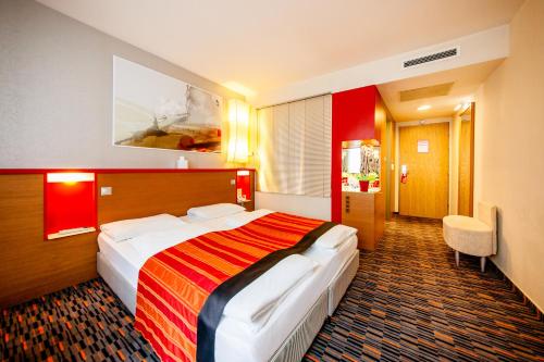 una habitación de hotel con una cama grande. en Royal Park Boutique Hotel en Budapest