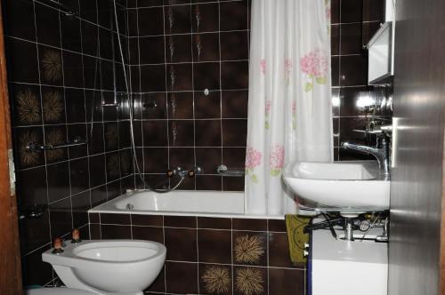 ポンテ・トレーザにあるAcquachiaraのバスルーム(トイレ、洗面台、バスタブ付)