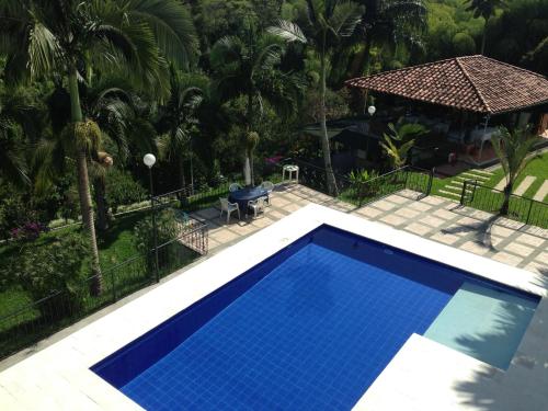 una piscina en el patio trasero de una villa en Cabaña Campestre Las Palmas en Pereira