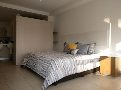 1 dormitorio con 1 cama grande en una habitación en Boutique Apartment Carso Alameda-1102, en Ciudad de México
