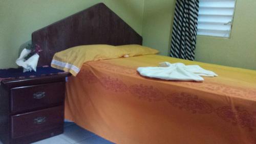 a bedroom with a bed with two towels on it at B&B KeisyAlba Punta Rucia in Punta Rucia