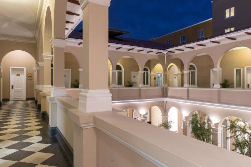 a view of the courtyard of a building at night at LP Los Portales Hotel Piura in Piura