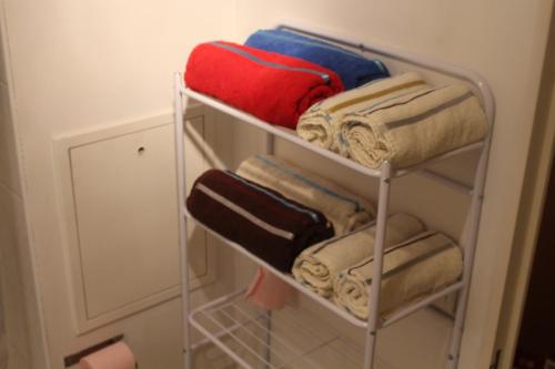 um toalheiro com um monte de toalhas em Studio Meublé Proche Paris em Le Kremlin-Bicêtre
