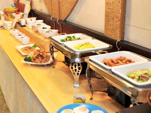 Hotel Paco Obihiro Chuo في أوبيهيرو: خط بوفيه مع العديد من أنواع الطعام المختلفة