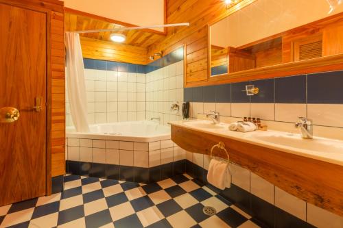 A bathroom at The Powderhorn Chateau