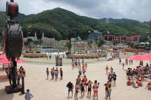 Une foule de gens dans un parc aquatique dans l'établissement Heidi Korea, à Hongcheon