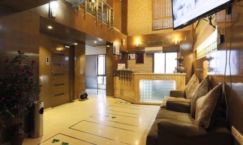 a living room with a couch and a fireplace at Hotel Apple Inn Vapi in Vapi