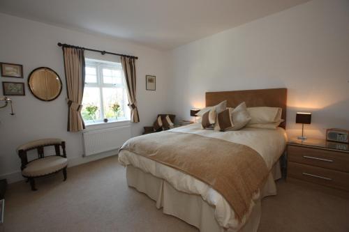 Un dormitorio con una cama grande y una ventana en 2 The Rocklands, en Birkenhead