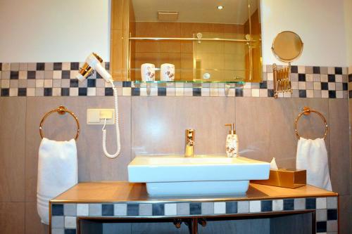 een badkamer met een wastafel en een douche bij Hotel Nige Hus in Insel Neuwerk
