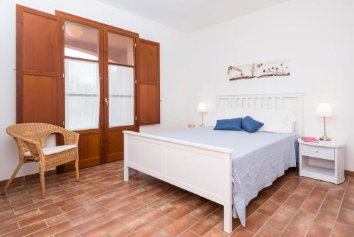 斯卡利諾的住宿－Romantic & Charming Apartment，卧室配有一张白色大床和一把椅子