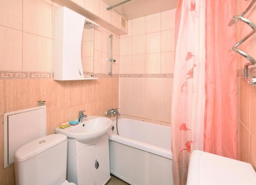 オムスクにあるмира 27のバスルーム(洗面台、トイレ、バスタブ付)
