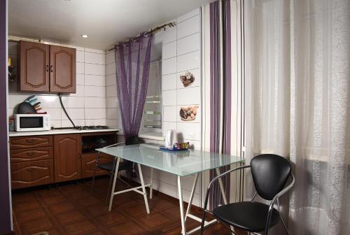 オムスクにあるмира 27の小さなキッチン(ガラスのテーブル、椅子付)