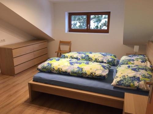 1 dormitorio con 2 camas y vestidor en Haus Oetz, en Oetz