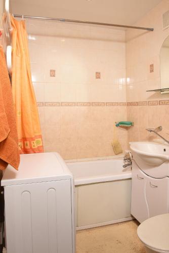 オムスクにあるмира 25のバスルーム(バスタブ、洗面台、トイレ付)