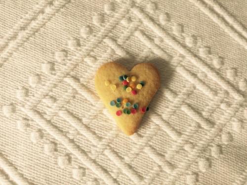 a cookie in the shape of a heart on a blanket at Ferienwohnung Hering in Dill in Dill