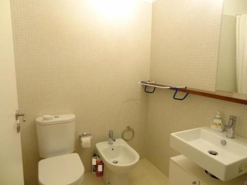 リスボンにあるBlack&White - Entrecamposのバスルーム(白いトイレ、シンク付)