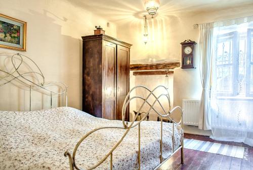 een slaapkamer met een bed en een klok aan de muur bij Dominic Boutique in Sighişoara