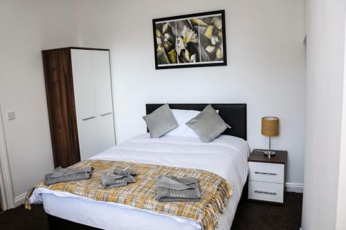 ein Schlafzimmer mit einem Bett mit Handtüchern darauf in der Unterkunft Parks Nest 2 in Hull