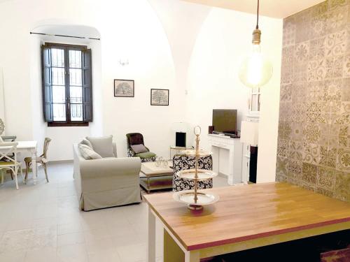 uma sala de estar com um sofá e uma mesa num quarto em Casa Palacio Muñoz Chaves em Cáceres