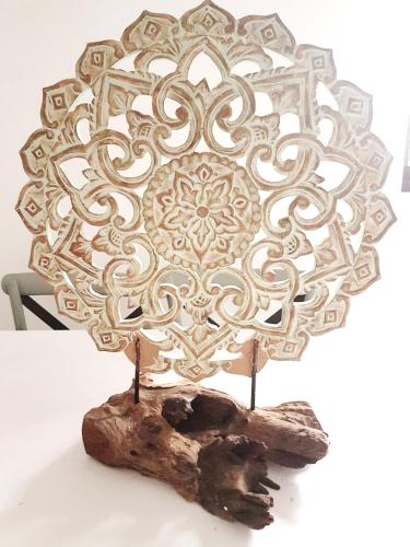 a metal plate on top of a piece of wood at Casa Palacio Muñoz Chaves in Cáceres