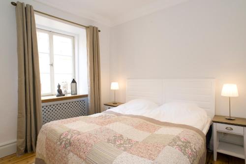- une chambre avec un lit doté d'une couette dans l'établissement Residence Perseus, à Stockholm