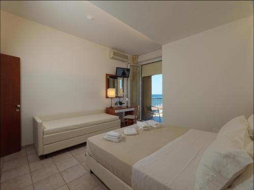 Un pat sau paturi într-o cameră la Hotel Florence