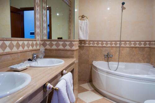 A bathroom at Hotel Alfar