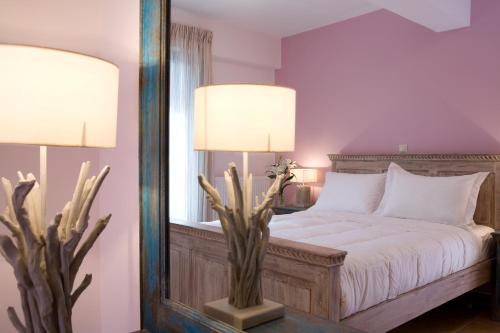 1 dormitorio con cama y espejo en Villas Armeno - Maria, en Sivota