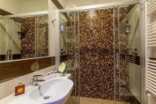 uma casa de banho com um lavatório e um chuveiro em Hotel Dei Mille em Roma