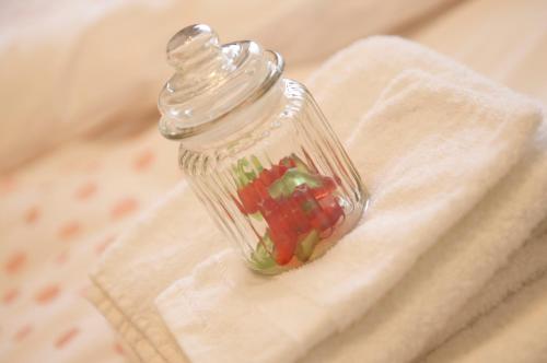un frasco de vidrio lleno de verduras en una toalla en de minnetuin en Wachtebeke