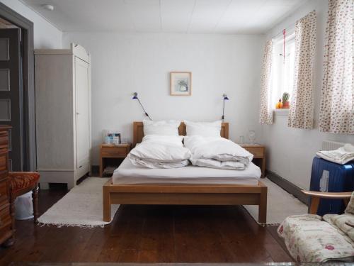 En eller flere senge i et værelse på Aakirkeby Bed and Breakfast