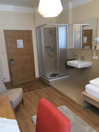uma casa de banho com um chuveiro e um lavatório num quarto em Hotel Plainbrücke | self check-in em Salzburgo