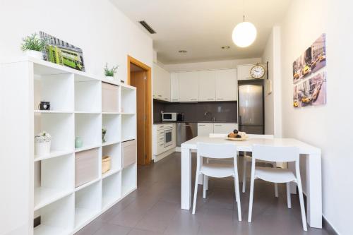 Kuchyň nebo kuchyňský kout v ubytování Apartamentos Cornellalux