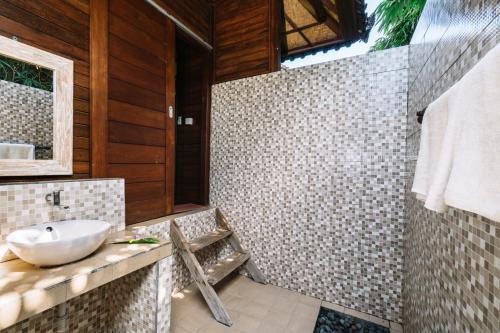 Ett badrum på The Cozy Villas Lembongan