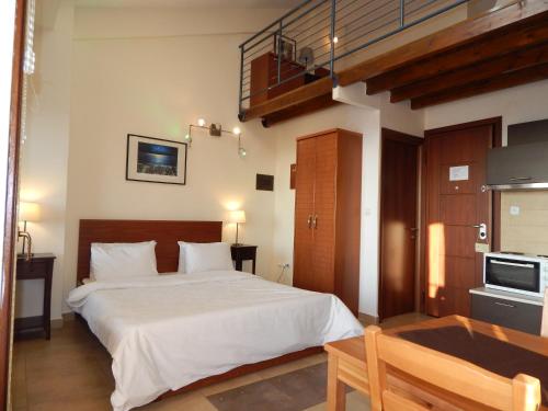 Posteľ alebo postele v izbe v ubytovaní Kripis Studio Thessaloniki