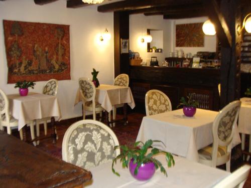 ห้องอาหารหรือที่รับประทานอาหารของ Logis La Gamade