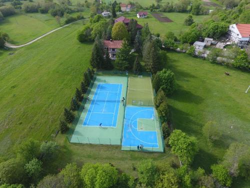 an overhead view of a tennis court in a field at Holiday Resort Zlatni Dol Mostar in Goranci