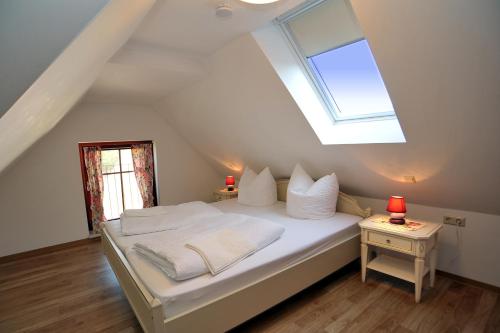 Schlafzimmer mit einem Bett und einem Fenster in der Unterkunft Villa Rosamunde in Burg