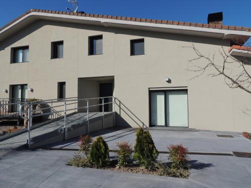 a white building with a staircase in front of it at Mirador Ardea Mendixur in Mendijur