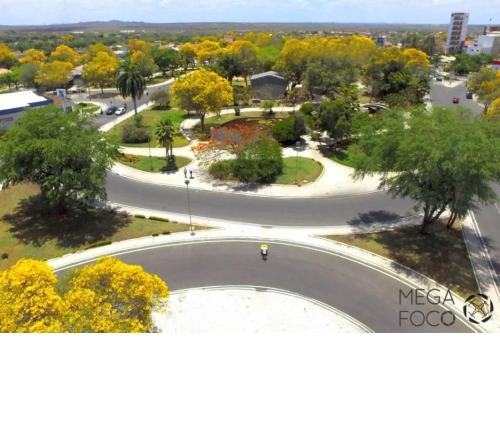 une vue aérienne sur un parc arboré et une route dans l'établissement Excelente apartamento centro Paulo Afonso, à Paulo Afonso