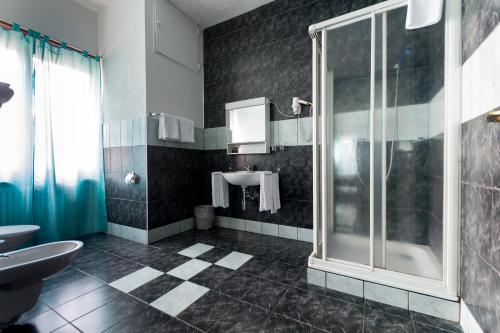 un baño con ducha y lavabo en Hotel Besso Lugano Center, en Lugano