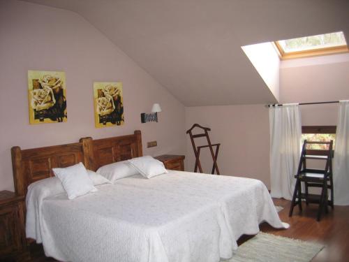Tempat tidur dalam kamar di Hotel Rural Robles