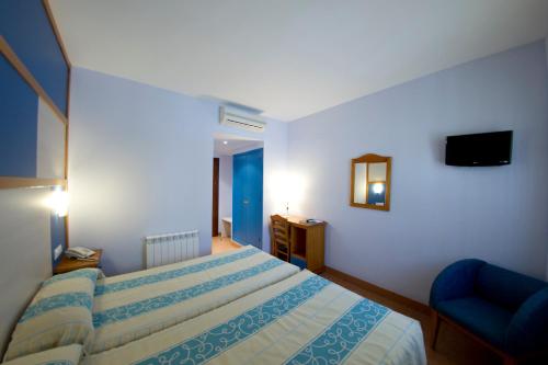 A bed or beds in a room at Hotel Maestrazgo de Calatrava